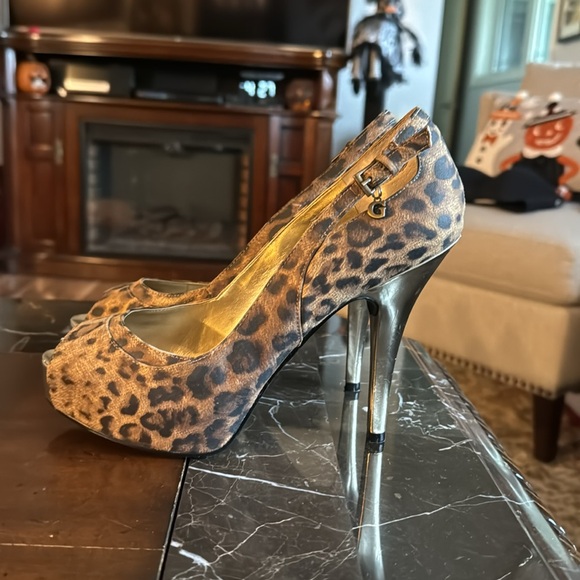 Open toe shoe by Guess - Picture 2 of 7